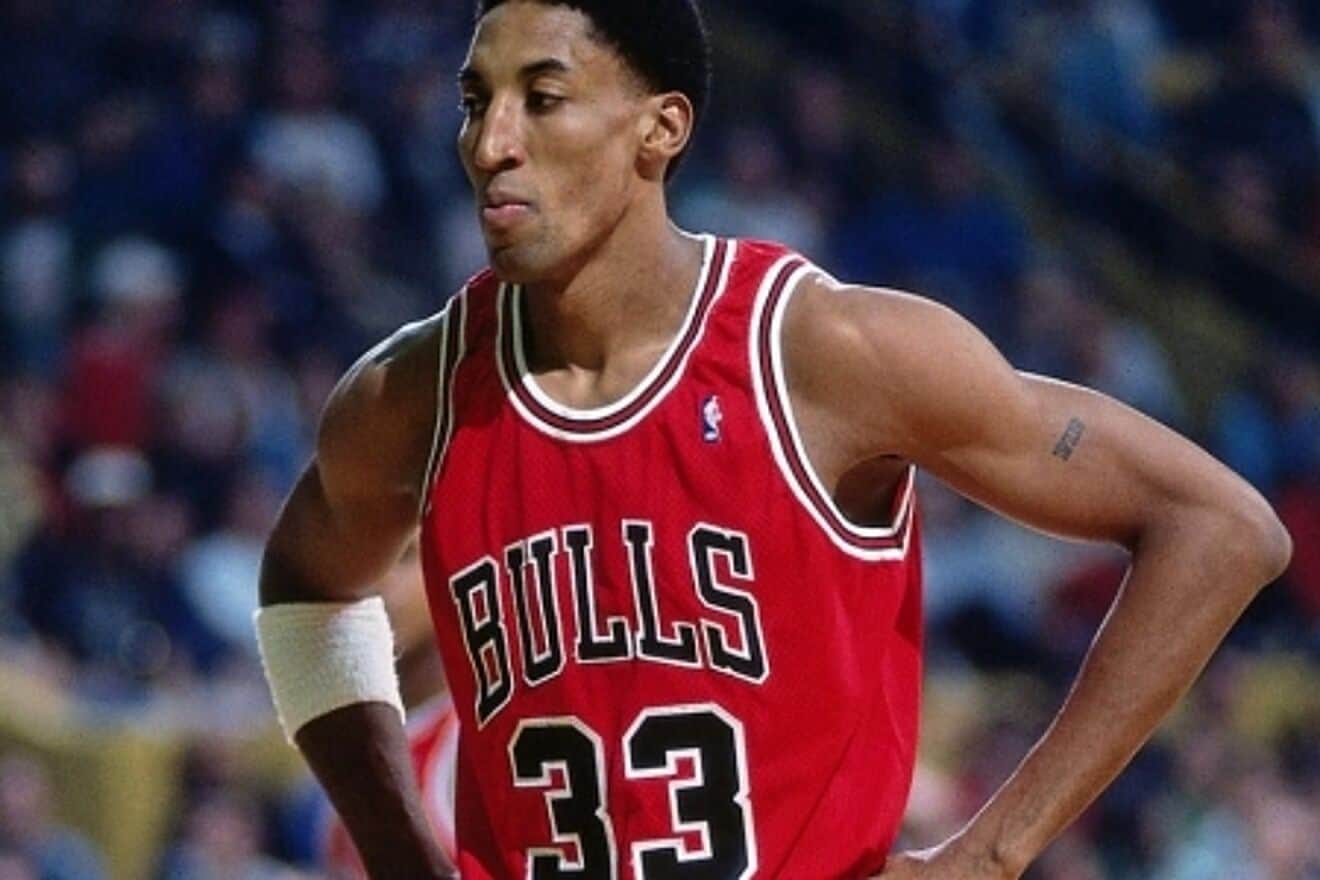 Scottie Pippen playing for the bulls team